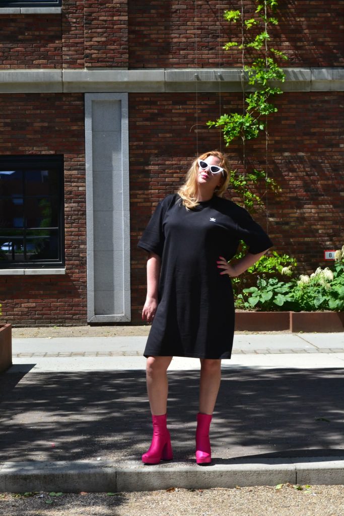 oversized black t-shirt with pink shoes