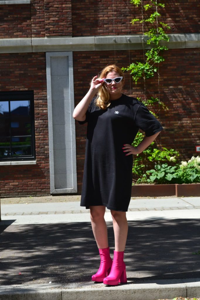 its a nice combination oversized black t-shirt with pink shoes 