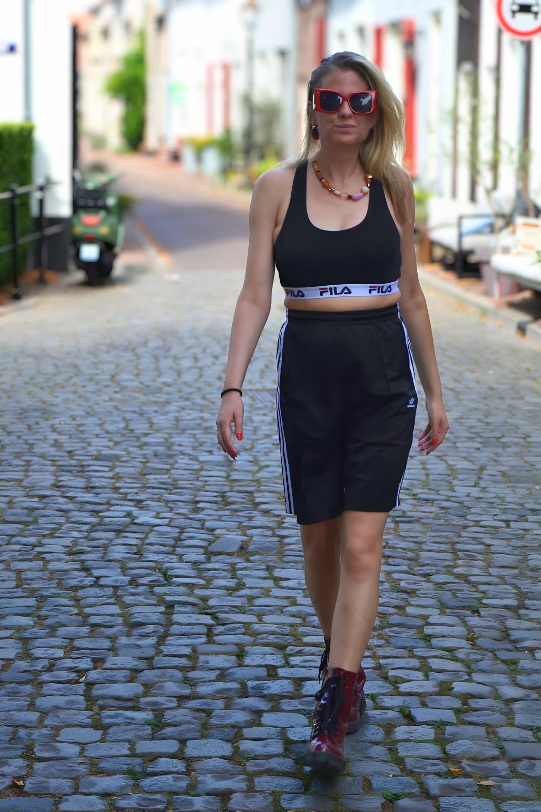 Trendalert: Sporty Chic. A Sportsbra In The City. Fila Bra MEETS Adidas pants. Mixitup! How to style it. Edgy and Trending!